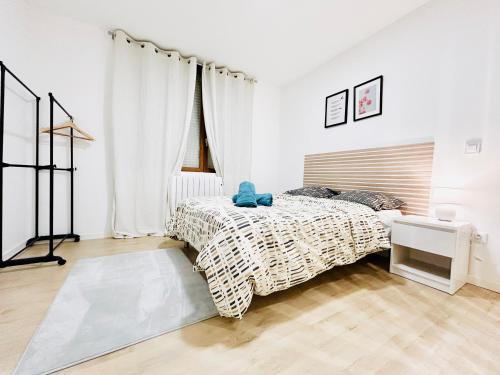 - une chambre avec un lit avec un animal farci bleu dans l'établissement Studio Royal Séjour proche centre, parking gratuit, à Saint-Quentin