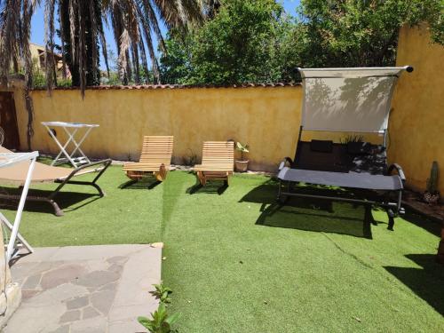 Un jardín fuera de Affittacamere Shardana