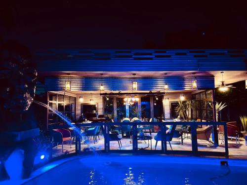 Bazén v ubytování 24 On Basil Boutique Luxury Hotel nebo v jeho okolí