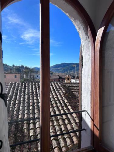 フェレンティッロにあるRelais Marmore con Jacuzzi per due personeの屋根の景色を望む開口窓