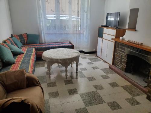 un salon avec un canapé et une table basse dans l'établissement Maison Cosy à Rieux-Minervois, à Rieux-Minervois