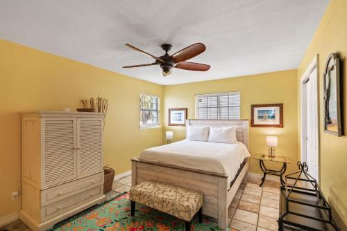 Un dormitorio con una cama y un ventilador de techo. en Blues Beach Bungalow, en Navarre