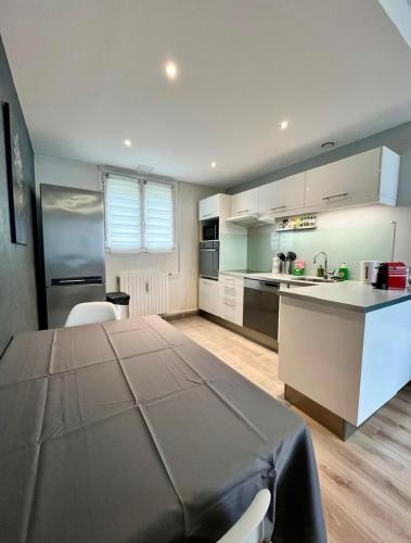 - une grande cuisine avec une grande table dans une chambre dans l'établissement Charmant logement proche Paris - parking gratuit, à Marolles-en-Hurepoix