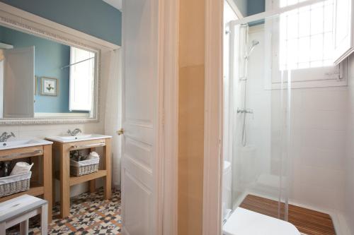 バルセロナにあるヴィラ モデルニスタのバスルーム(シャワー、シンク、鏡付)