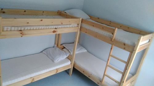 two bunk beds in a small room at Lunde Vandrerhjem in Lunde