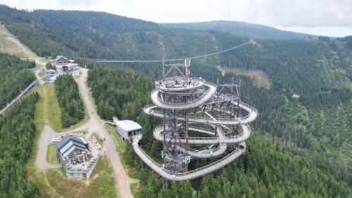 eine Luftansicht einer Gondelfahrt in den Bergen in der Unterkunft Apartmány pod Kraličákem in Dolní Morava