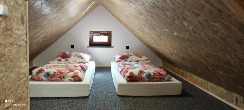 WiżajnyにあるAgroturystyka u Joliの屋根裏部屋のベッド2台