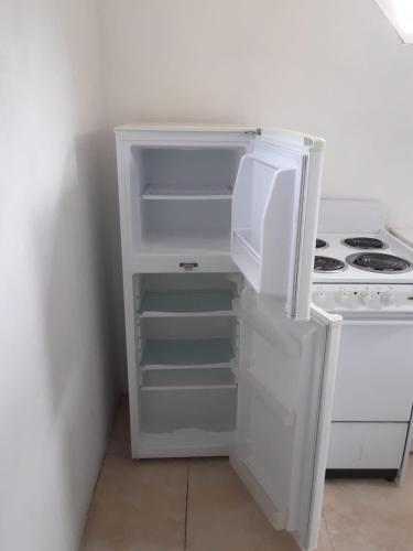 un frigorifero bianco con la porta aperta in una cucina di Pondbottom Apartment #7 a Saint James