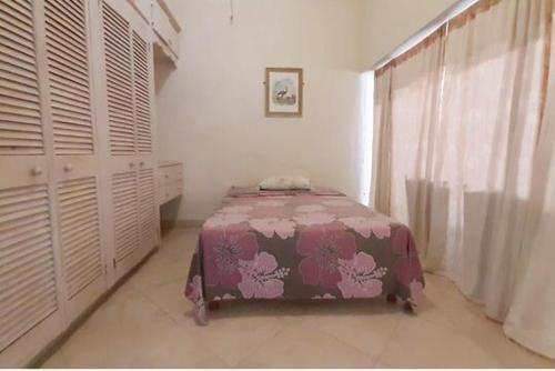 una camera da letto con un letto in una stanza con una finestra di Pondbottom Apartment #7 a Saint James