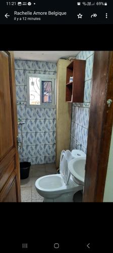 un baño con inodoro y lavabo en Chez jo, en Yaoundé