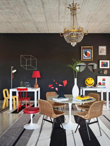 una sala da pranzo con tavolo e sedie bianchi di Villa Extramuros ad Arraiolos