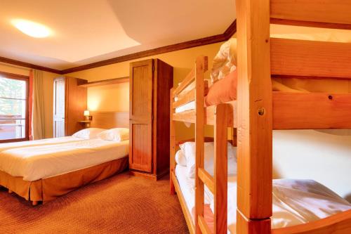 une chambre avec deux lits superposés dans l'établissement Résidence Les Arcs 1950 Le Village - maeva Home - Appartement 3 pièces 6 personnes - Sélection MAE-8281, à Arc 1950