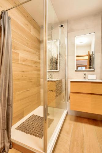 une douche avec une porte vitrée dans une salle de bain dans l'établissement Résidence Les Arcs 1950 Le Village - maeva Home - Appartement charmant vue montagne 2 pièces 4 personnes - Prestige - super Home MAE-9531, à Arc 1950