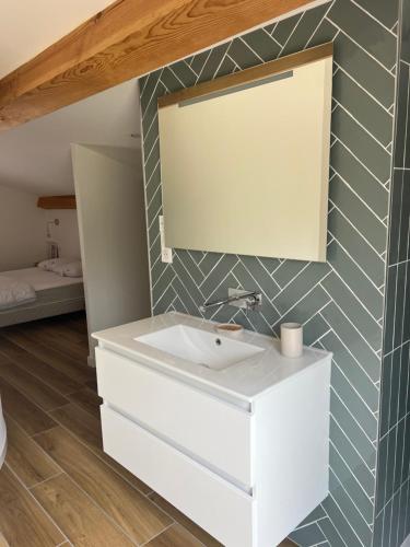 une salle de bain avec un lavabo et un miroir dans l'établissement Villa Emma, à Lit-et-Mixe