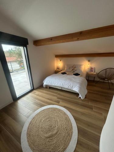 une chambre avec un lit et une grande fenêtre dans l'établissement Villa Emma, à Lit-et-Mixe