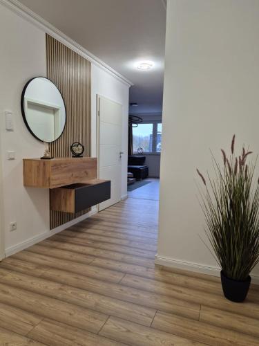 Φωτογραφία από το άλμπουμ του Luxsuite Still und Komfort 1 Balkon Grill TV-75 Zoll σε Ντίνσλακεν