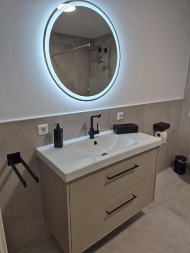 Φωτογραφία από το άλμπουμ του Luxsuite Still und Komfort 1 Balkon Grill TV-75 Zoll σε Ντίνσλακεν