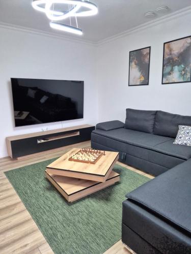 Μια τηλεόραση ή/και κέντρο ψυχαγωγίας στο Luxsuite Still und Komfort 1 Balkon Grill TV-75 Zoll