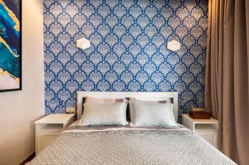Un dormitorio con una cama con una pared azul. en Casa Lilas Free Parking & Gym & Optical Fiber Oldtown 5 mn Walk, en Rabat