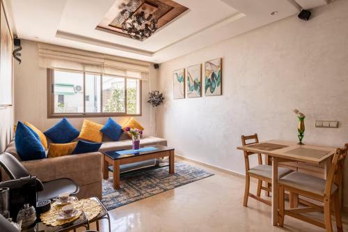 una sala de estar con un sofá y una mesa en Casa Lilas Free Parking & Gym & Optical Fiber Oldtown 5 mn Walk, en Rabat