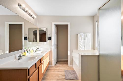 a bathroom with two sinks and a shower at Desert Dunes sauna and spa in Casa Grande