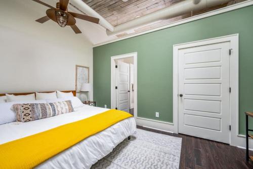 Katil atau katil-katil dalam bilik di Relaxing Downtown Loft in the Heart of Macon