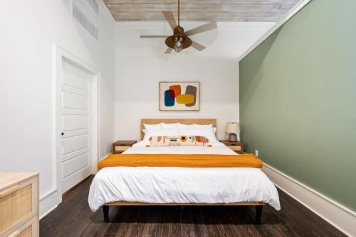 メイコンにあるRelaxing Downtown Loft in the Heart of Maconのベッドと天井扇風機のある寝室