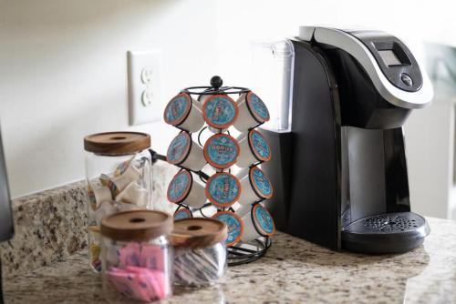 Kemudahan buat kopi dan teh di Relaxing Downtown Loft in the Heart of Macon