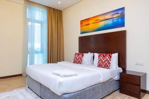 Aspire Tower - Spacious One Bedroom Apartment في المنامة: غرفة نوم بها سرير كبير في الغرفة