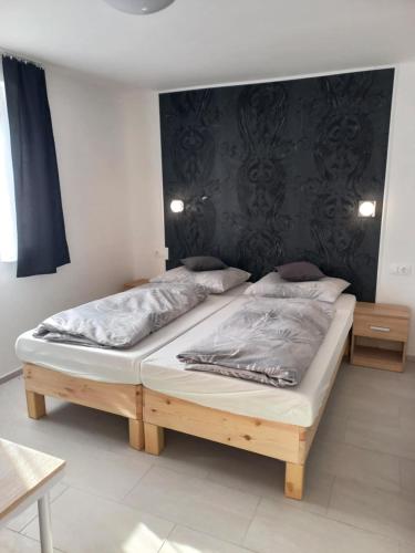 a bedroom with two twin beds in a room at BB64 Apartmanház in Békéscsaba