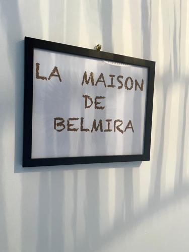 Un signe sur un mur avec la parole dans l'établissement Maison BELMIRA, à Périgny