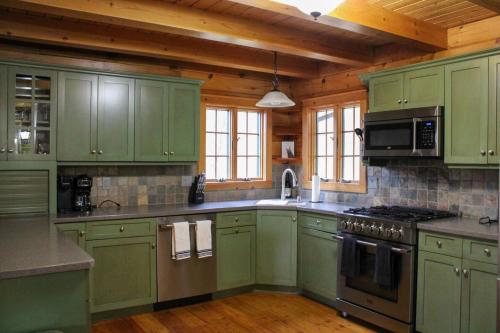 Kuchyň nebo kuchyňský kout v ubytování Spacious Log Home in Warwick