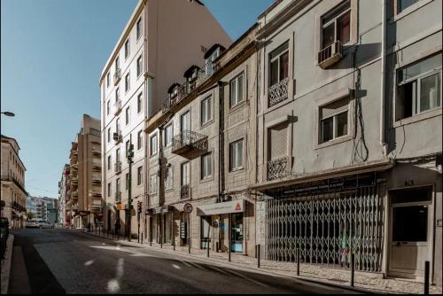 2 Bedroom Apartment with Great Transport Links to the Heart of Lisbon