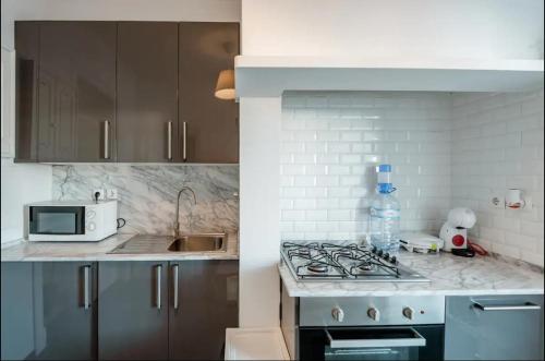 2 Bedroom Apartment with Great Transport Links to the Heart of Lisbon
