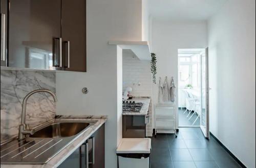 2 Bedroom Apartment with Great Transport Links to the Heart of Lisbon