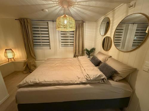 Ένα ή περισσότερα κρεβάτια σε δωμάτιο στο Cozy Apartment in the Harbour of Jørpeland