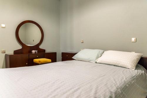 a bedroom with a bed and a large mirror at The Lily Nest in Lilí