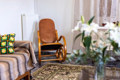a living room with a chair and a vase of flowers at The Lily Nest in Lilí