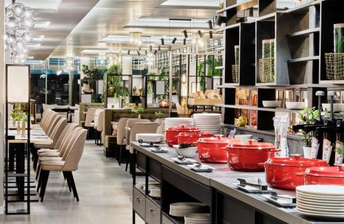 En restaurant eller et andet spisested på Leonardo Royal Hotel Warsaw