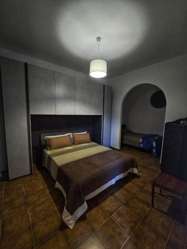 a bedroom with a large bed in a room at Eddys Home in Bacu Abis