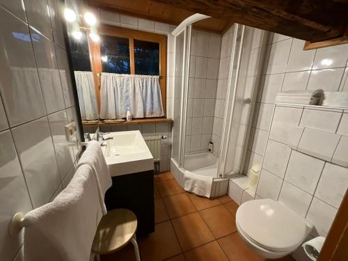 a bathroom with a sink and a toilet and a tub at Landhotel Schwärzhof in Kulmbach