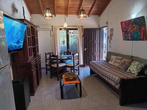 内科切阿Alquilo casa dúplex!!!的客厅里有一张沙发和一张桌子。