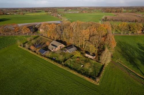 an aerial view of a house in a field at Natuurhuisje De kleine Varenhorst in Breedenbroek
