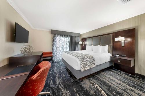 Katil atau katil-katil dalam bilik di Best Western Plus Redondo Beach Inn