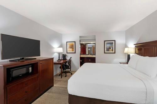 Televisyen dan/atau pusat hiburan di Best Western Plus Redondo Beach Inn