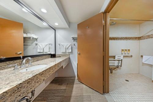 Dapur atau dapur kecil di Best Western Plus Redondo Beach Inn