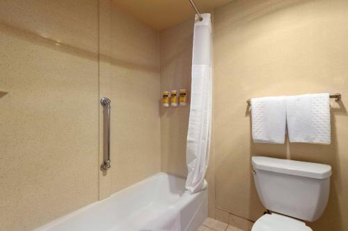 Bilik mandi di Best Western Plus Redondo Beach Inn