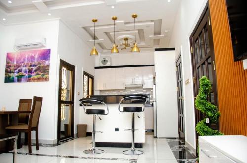 a kitchen with two bar stools in a room at Nesbitt Luxury in Mbala