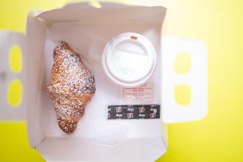una pieza de comida en una caja con una escala en Splendori Rooms, en Palermo