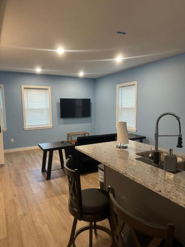 Μια τηλεόραση ή/και κέντρο ψυχαγωγίας στο Almira Properties Apartments